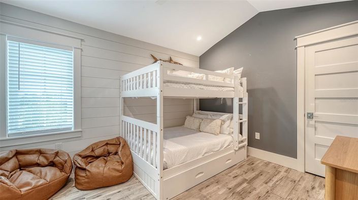 Image No.60-10 Bed Property for sale