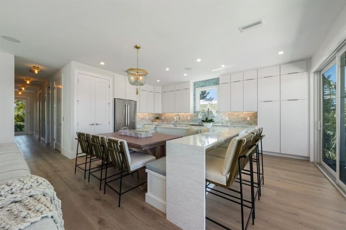 Image No.12-4 Bed Property for sale