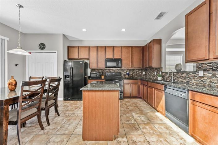 Image No.12-5 Bed Property for sale