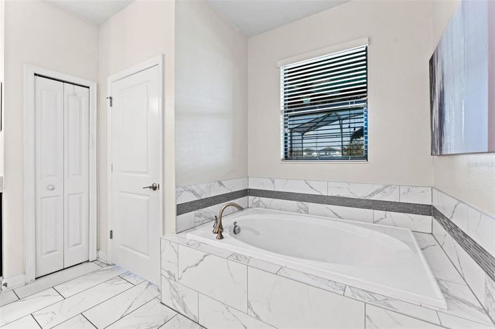 Image No.18-9 Bed Property for sale