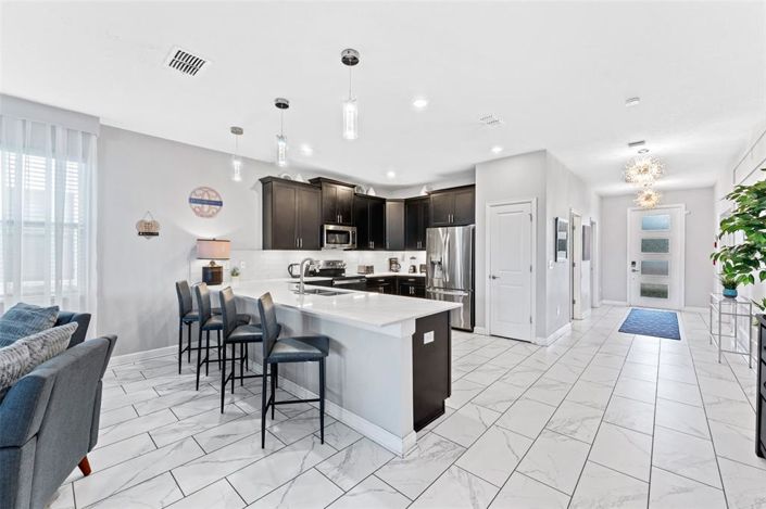 Image No.5-9 Bed Property for sale