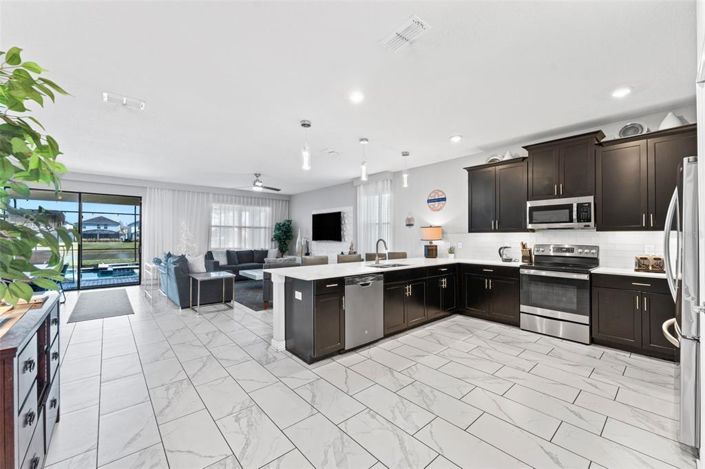 Image No.6-9 Bed Property for sale