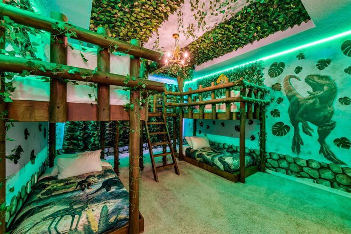 Image No.12-6 Bed Property for sale