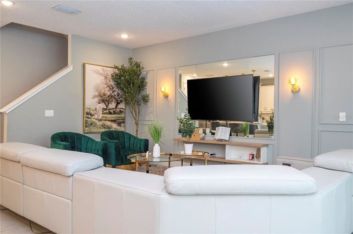 Image No.12-8 Bed Property for sale