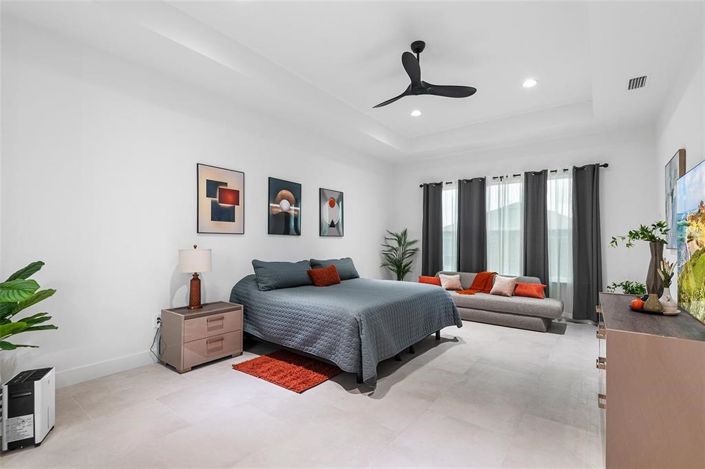 Image No.10-3 Bed Property for sale