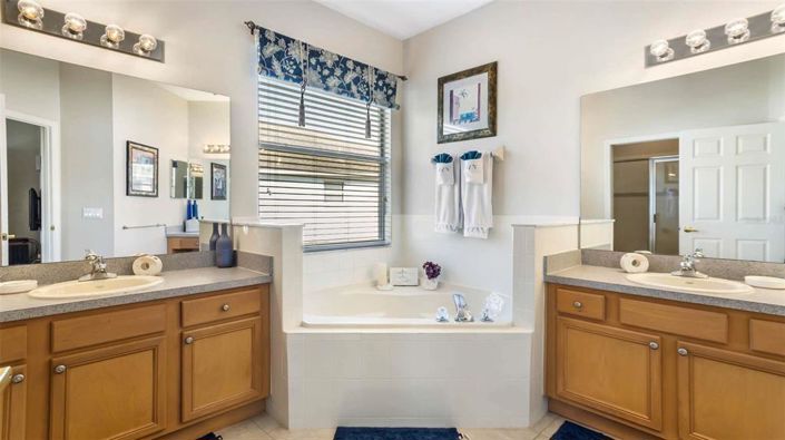 Image No.2-5 Bed Property for sale