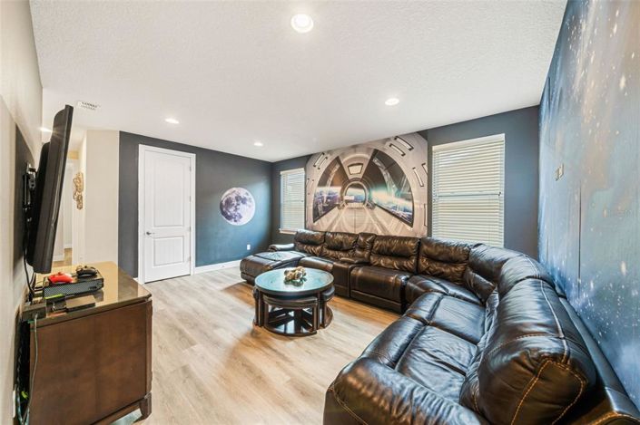 Image No.17-10 Bed Property for sale