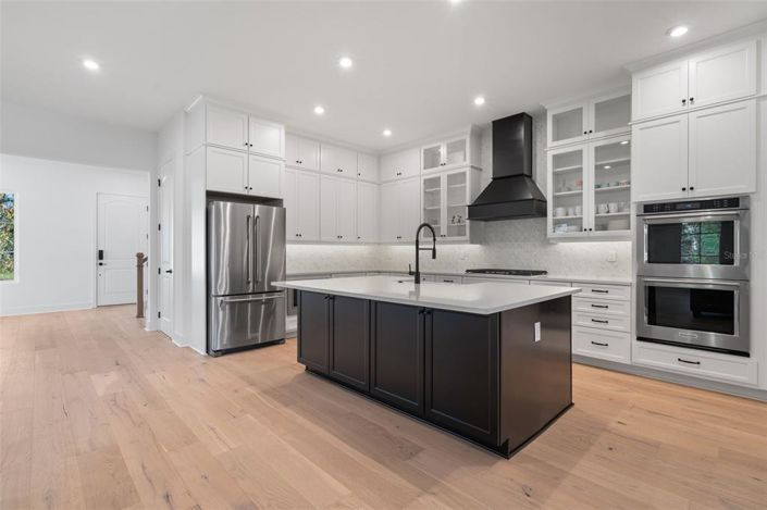 Image No.10-7 Bed Property for sale