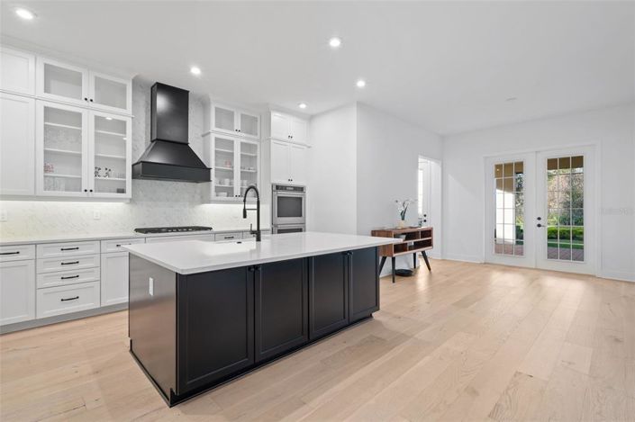 Image No.12-7 Bed Property for sale