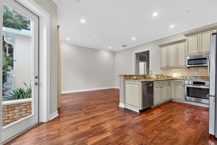 Image No.15-4 Bed Townhouse for sale