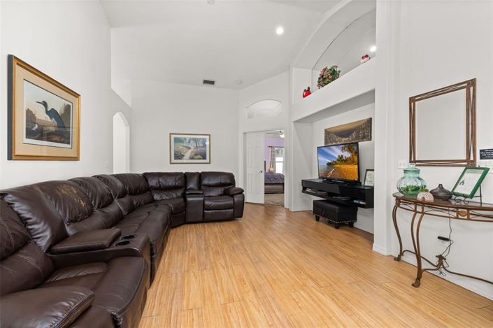 Image No.8-3 Bed Property for sale