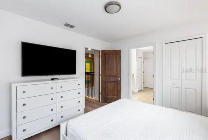 Image No.23-8 Bed Property for sale