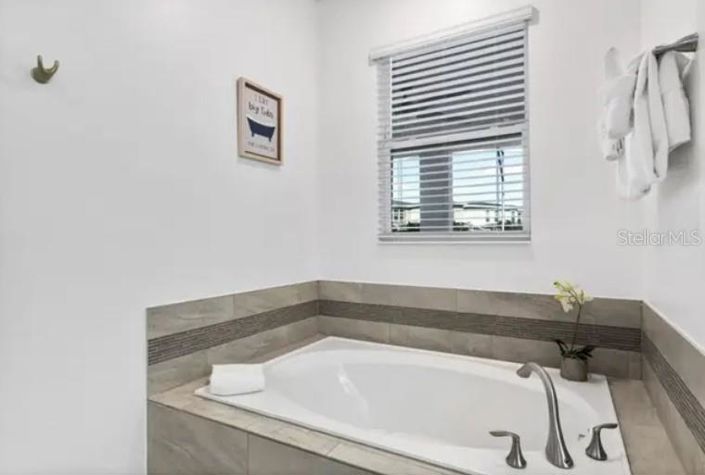 Image No.28-8 Bed Property for sale