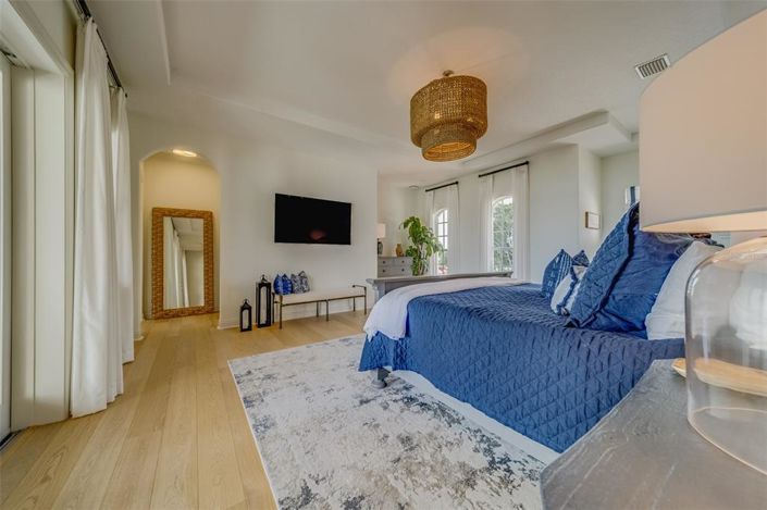 Image No.10-4 Bed Property for sale