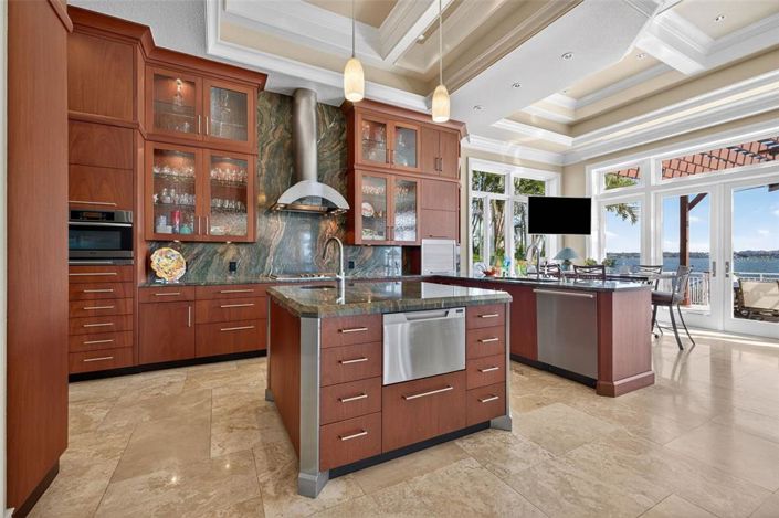 Image No.9-5 Bed Property for sale