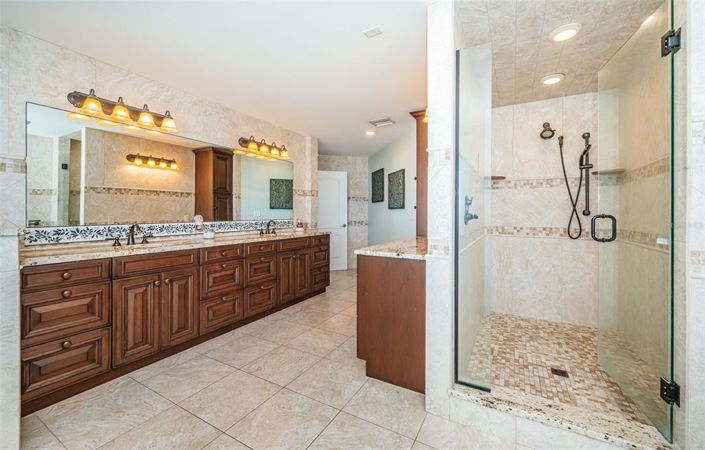 Image No.17-4 Bed Property for sale