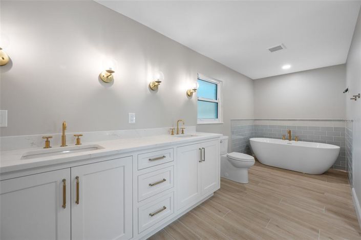 Image No.37-4 Bed Property for sale