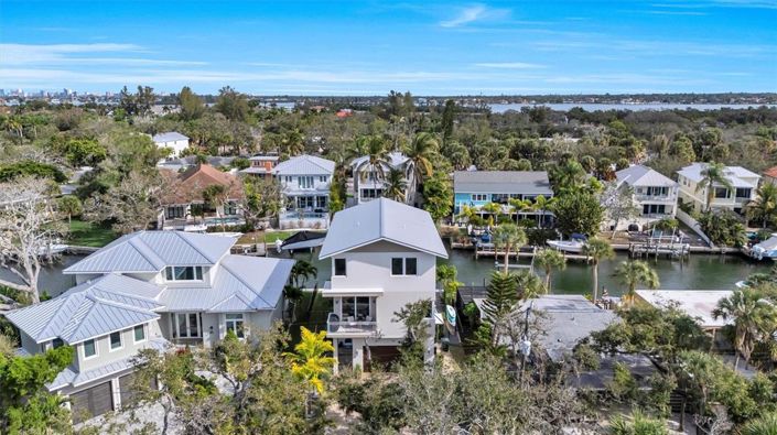 Image No.4-4 Bed Property for sale