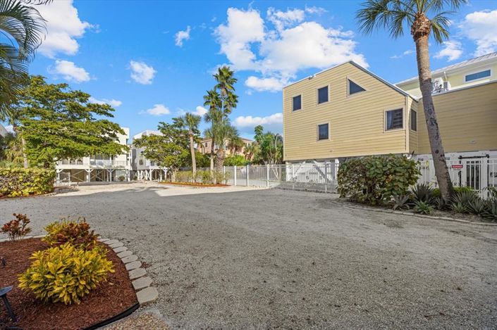 Image No.40-3 Bed Property for sale