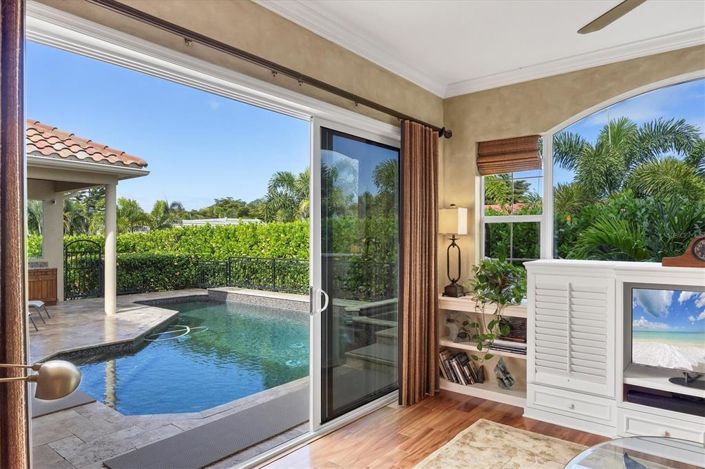 Image No.12-4 Bed Property for sale