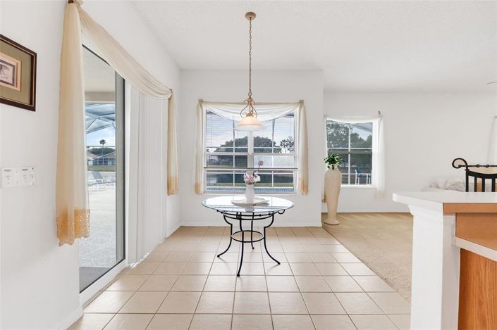 Image No.10-6 Bed Property for sale