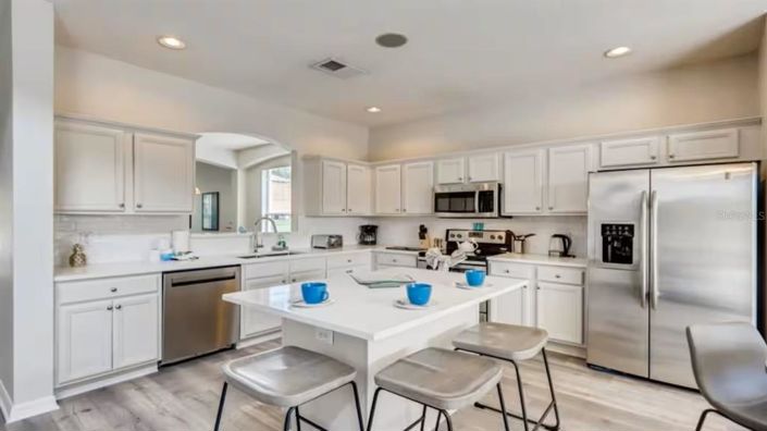 Image No.10-7 Bed Property for sale