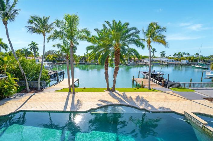 Image No.13-6 Bed Property for sale