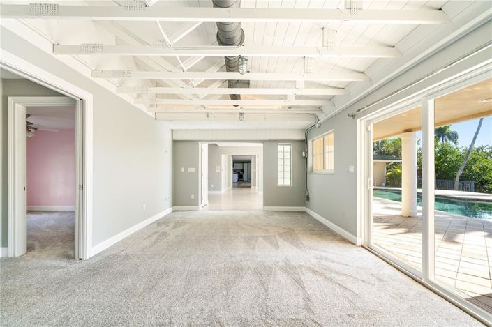 Image No.22-6 Bed Property for sale