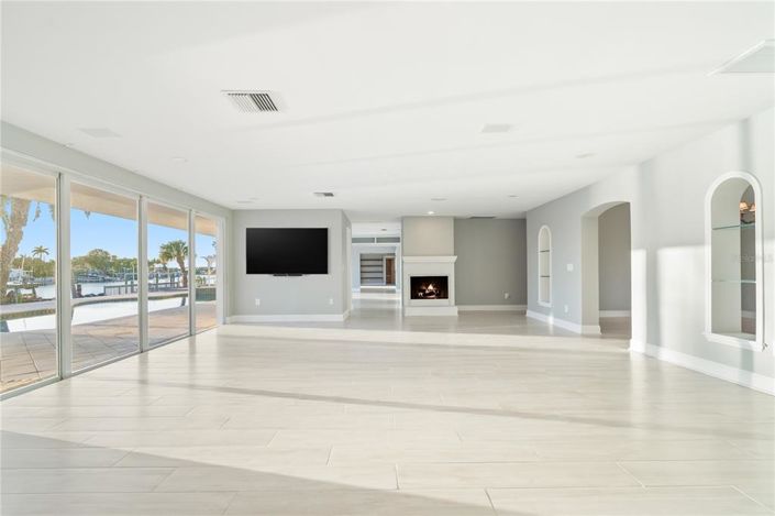 Image No.23-6 Bed Property for sale