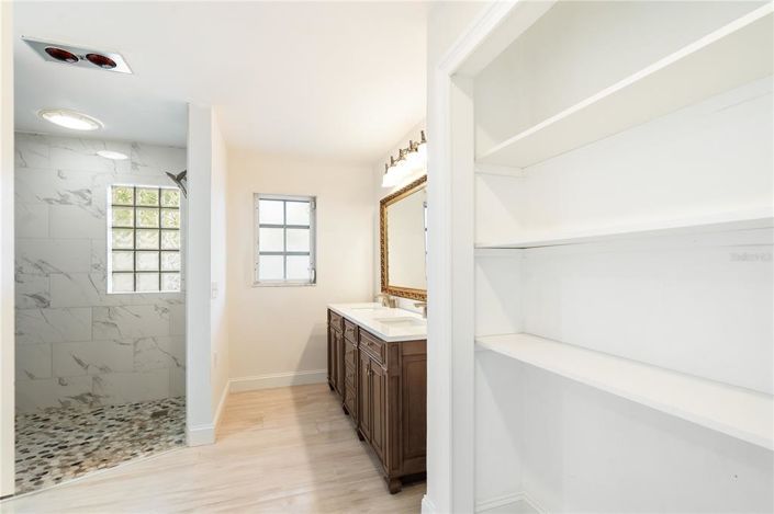 Image No.29-6 Bed Property for sale