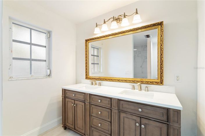 Image No.30-6 Bed Property for sale