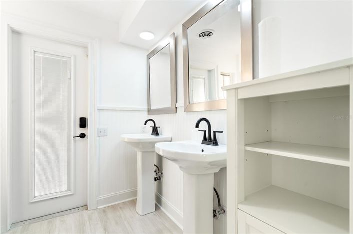 Image No.34-6 Bed Property for sale