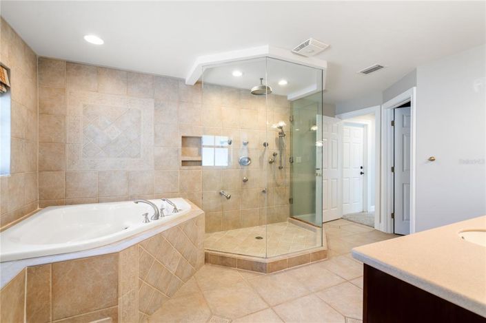 Image No.42-6 Bed Property for sale