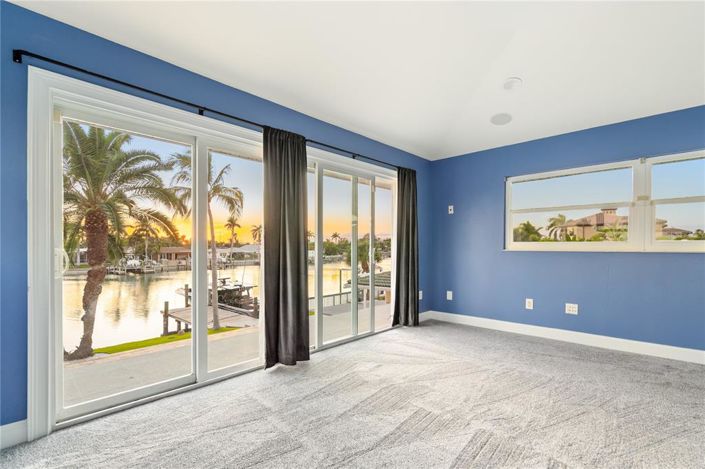 Image No.52-6 Bed Property for sale