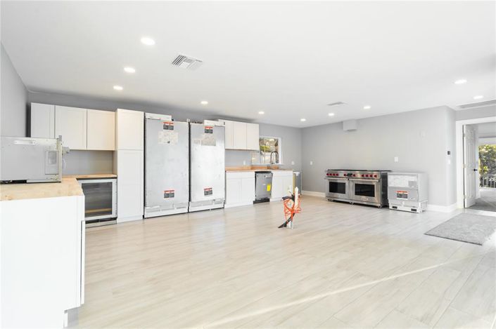 Image No.54-6 Bed Property for sale