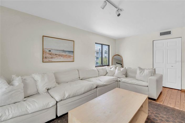 Image No.9-2 Bed Property for sale