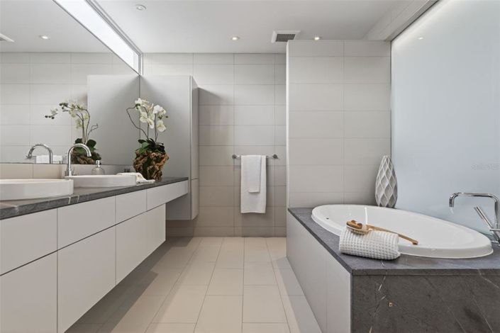 Image No.30-3 Bed Property for sale