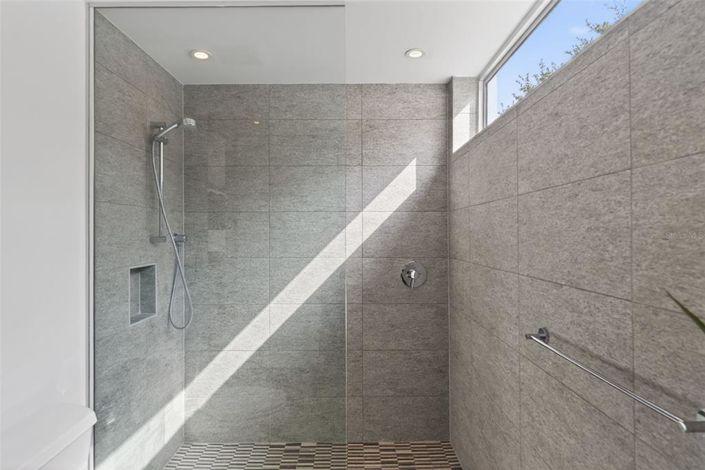 Image No.50-3 Bed Property for sale