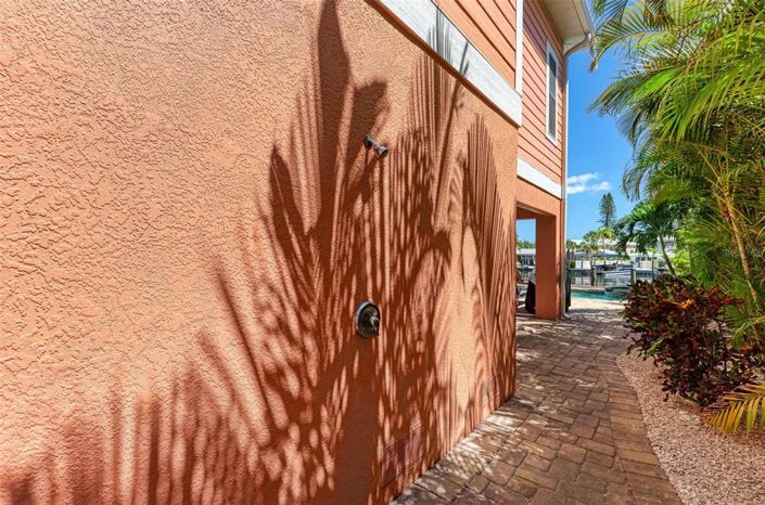 Image No.60-5 Bed Property for sale