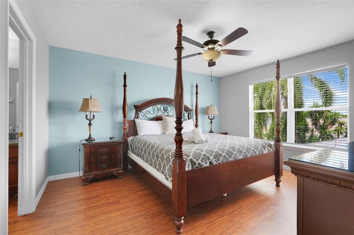 Image No.18-6 Bed Property for sale