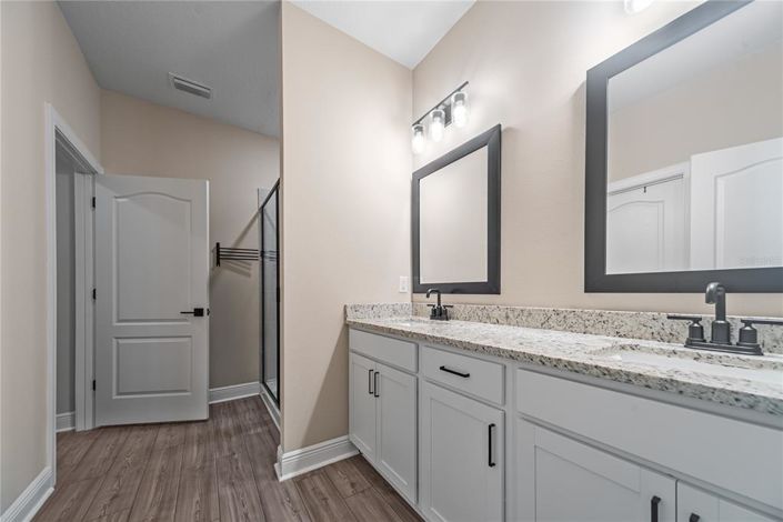 Image No.20-5 Bed Property for sale