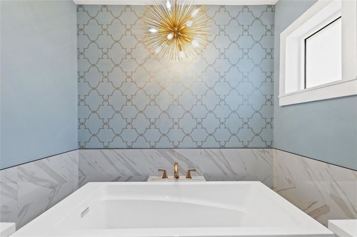 Image No.28-5 Bed Property for sale