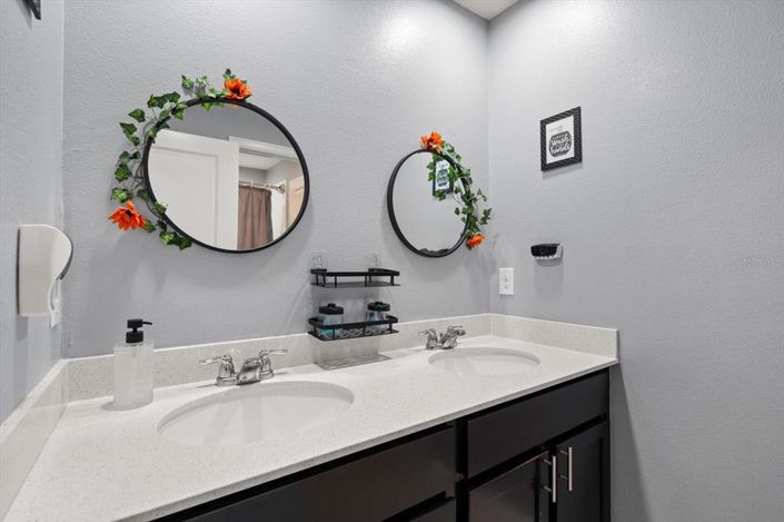 Image No.10-5 Bed Property for sale