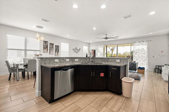 Image No.6-6 Bed Property for sale