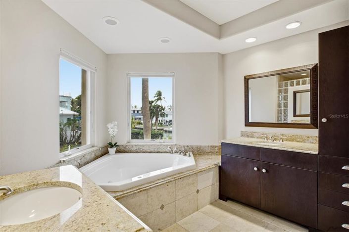 Image No.26-4 Bed Property for sale