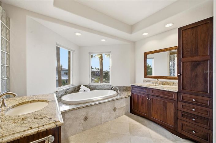 Image No.45-4 Bed Property for sale