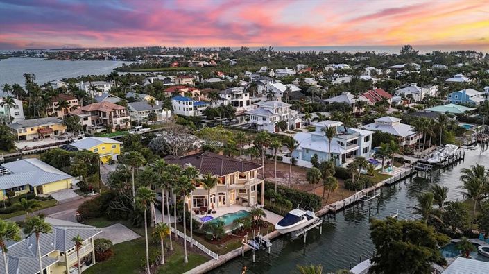 Image No.8-4 Bed Property for sale