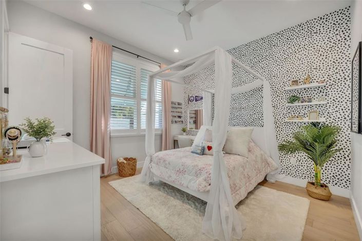 Image No.28-5 Bed Property for sale