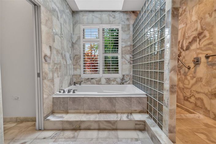 Image No.42-4 Bed Property for sale