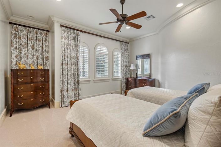 Image No.28-6 Bed Property for sale